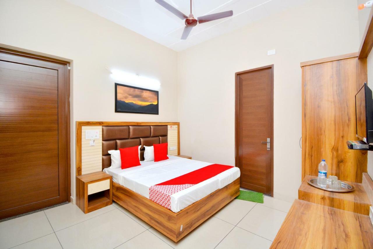 Oyo 40699 Grand Sokhi Hotel Tarn Taran Esterno foto
