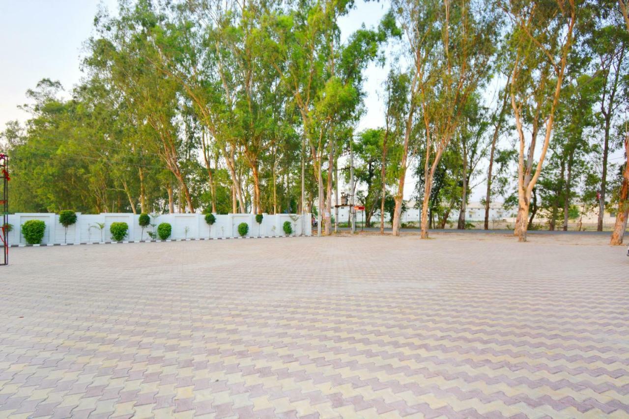 Oyo 40699 Grand Sokhi Hotel Tarn Taran Esterno foto
